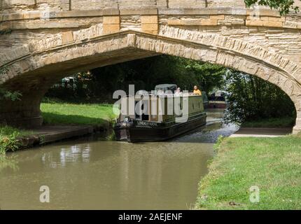 15-04 vorbei unter Salomo's Bridge, einem dekorativen Brücke, auf der Grand Union Canal an Cosgrove, Northamptonshire, Großbritannien Stockfoto