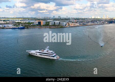 Boote in die Bucht in Richtung Hafen von Miami an einem Sommertag mit niedrigen Wolken am Horizont Stockfoto