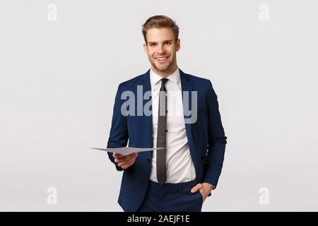 Hübscher junger wohlhabender Geschäftsmann im klassischen Anzug, halten Vorträge und lächelnd, in business meeting diskutieren Finanzen Personal mit Partnern, verwalten Stockfoto