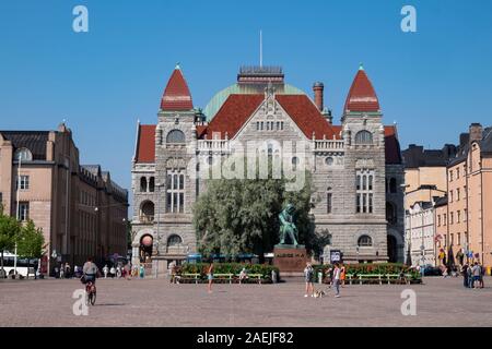 Ansicht der Aleksis Kivi Denkmal und das Finnische Nationaltheater Helsinki (Suomen Kansallisteatteri), Helsinki Railway Square, Finnland, Skandinavien Stockfoto