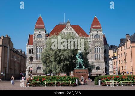 Ansicht der Aleksis Kivi Denkmal und das Finnische Nationaltheater Helsinki (Suomen Kansallisteatteri), Helsinki Railway Square, Finnland, Skandinavien Stockfoto