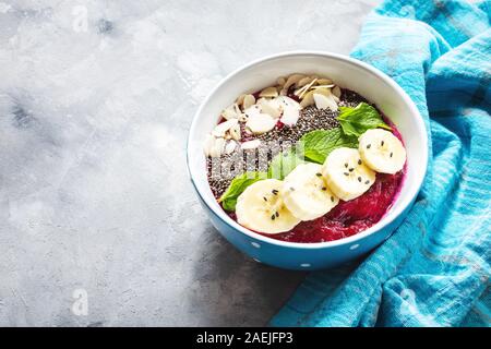 Gesundes Frühstück Schüssel: blueberry Smoothie mit Banane, Himbeer, Mandeln und Chia Samen Stockfoto