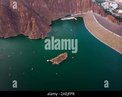 Luftaufnahme von Hatta Stausee in Dubai Emirat der VAE bei Sonnenuntergang Stockfoto