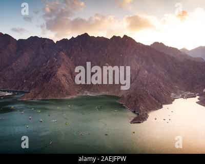 Hatta Stausee Landschaft in Dubai Emirat der VAE bei Sonnenuntergang Stockfoto