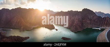 Sonnenuntergang über Hatta Stausee in Dubai Emirat der VAE Antenne Panoramaaussicht Stockfoto