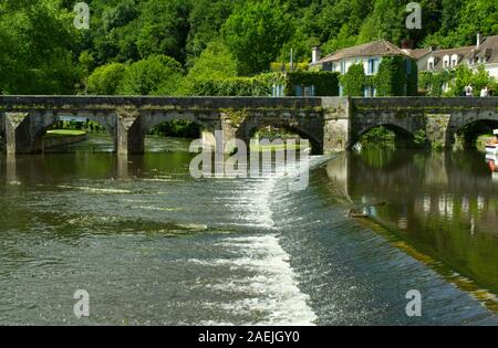 Der Pont Coude und Wehr in Brantôme im Frühsommer, Dordogne, Frankreich. Stockfoto