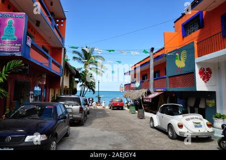 Straßenszene in Sayulita, Nayarit, Mexiko. Sayulita ist ein beliebtes Ziel für Surfer, Touristen und Auswanderer. Stockfoto