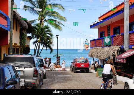 Straßenszene in Sayulita, Nayarit, Mexiko. Sayulita ist ein beliebtes Ziel für Surfer, Touristen und Auswanderer. Stockfoto