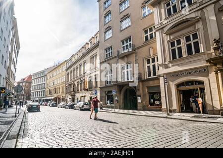 Prag, Tschechische Republik - 04. Juli 2018. Dlouha Straße mit Kopfsteinpflaster im Sonnenuntergang Stockfoto