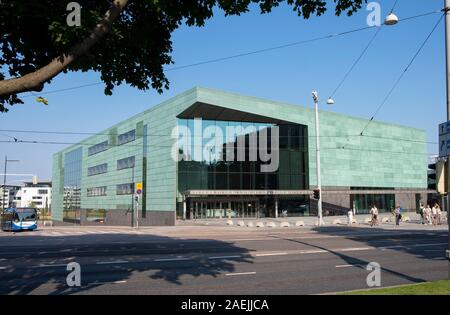 Die Außenseite des Helsinki Music Center (musiikkitalo) gegen den blauen Himmel, Kansalaisaukio, Helsinki, Finnland, Skandinavien, Europa Stockfoto