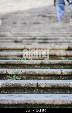 Langer Stein alte Treppe detail beim Klettern in Girona, Katalonien Stockfoto