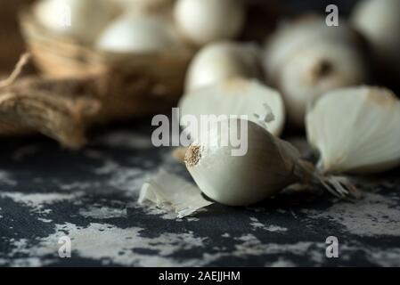 Zwiebeln auf strukturierten Hintergrund. Food Ingredients. Stockfoto