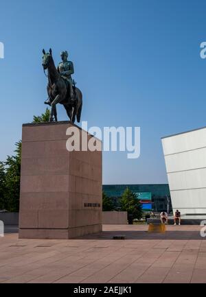 Reiterstandbild von Carl Gustaf Emil Mannerheim vor der Kiasma Museum für zeitgenössische Kunst in Helsinki, Finnland, Skandinavien, Europa Stockfoto