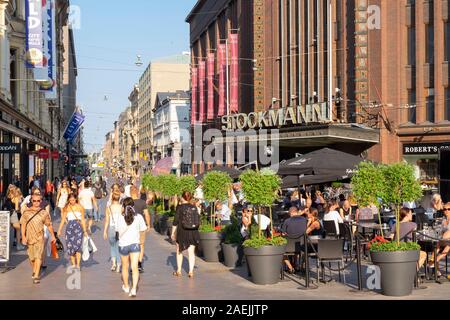 Coffee Shop und das Kaufhaus Stockmann in Aleksanterinkatu Straße, Helsinki, Skandinavien, Finnland, Europa Stockfoto