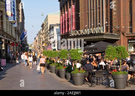 Coffee Shop und das Kaufhaus Stockmann in Aleksanterinkatu Straße, Helsinki, Skandinavien, Finnland, Europa Stockfoto