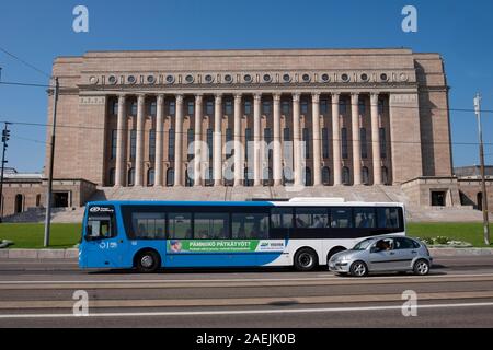 Fahrzeuge fahren auf Mannerheimintie Straße vor Helsinki Parliament House (Eduskuntatalo), Helsinki, Finnland, Skandinavien, Europa Stockfoto