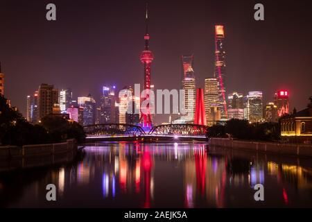 Nachtlichter in Shanghai mit der Garden Bridge und das Geschäftsviertel Pudong. Stockfoto