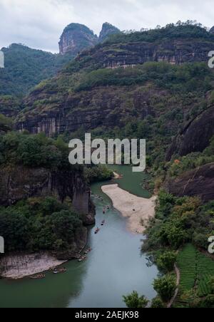 Die reizvolle Umgebung von Fuzhou in der Provinz Fujian in China, mit Bambus Flößen auf den neun Bend River. Stockfoto