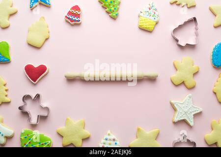 Muster aus Weihnachten Kekse und Ausstechformen mit Rolling Pin abstract am Rose. Platz für Kopieren. Stockfoto