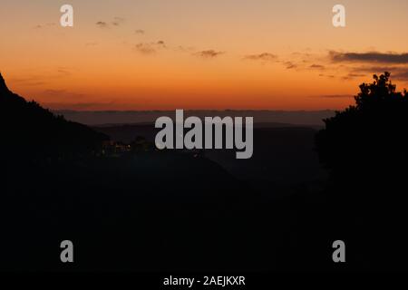 Sonnenuntergang über den verlassenen Bergbau Dorf von Norman. Es wurde im Jahre 1875 gebaut. South West Sardinien. Iglesias Abbaugebiet. Stockfoto