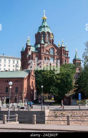 Blick von der Straße in Richtung des Pohjoisranta Uspenskin Kathedrale (Uspenskin katedraali), Helsinki, Skandinavien, Finnland, Europa. Stockfoto