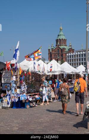 Souvenir im Freien Markt ausgeht, Kauppatori Marktplatz, im Hintergrund die Kathedrale Uspenskin, Helsinki, Region Uusimaa, Skandinavien, Finnland, Eu Stockfoto