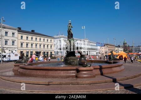 Ansicht der Havis Amanda Brunnen und Rathaus Gebäude mit finnischer Flagge am Marktplatz von Helsinki, Finnland, Skandinavien, Europa Stockfoto