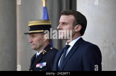 Paris, Frankreich. 09 Dez, 2019. Der französische Präsident Emmanuel Längestrich wartet auf die Ankunft der Staats- und Regierungschefs an der Normandie Format Gipfel im Elysee-palast Dezember 9, 2019 in Paris, Frankreich. Die Normandie Format Gipfel in einer Bemühung, ein Ende des Krieges in der Ukraine zu finden. Credit: Alexei Nikolsky/Kreml Pool/Alamy leben Nachrichten Stockfoto