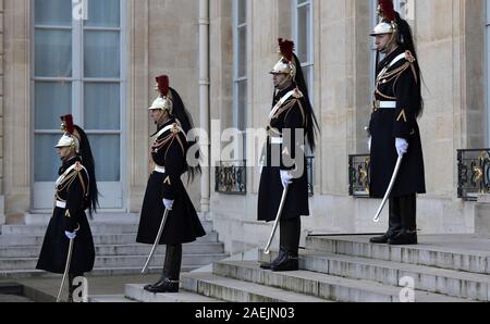 Paris, Frankreich. 09 Dez, 2019. Die französische Ehrengarde der Französischen Republik warten auf die Ankunft der Staats- und Regierungschefs an der Normandie Format Gipfel im Elysee-palast Dezember 9, 2019 in Paris, Frankreich. Die Normandie Format Gipfel in einer Bemühung, ein Ende des Krieges in der Ukraine zu finden. Credit: Alexei Nikolsky/Kreml Pool/Alamy leben Nachrichten Stockfoto