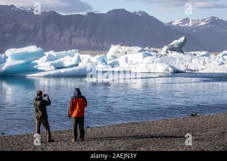Touristen am Jökulsárlón Gletscherlagune Stockfoto