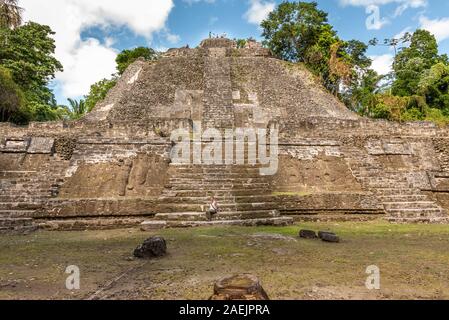 Orange Walk, Belize - November, 16, 2019. Ein Blick auf die Hohen Tempel der Maya Leute in Lamanai archäologische Reserve mit Touristen gebaut. Stockfoto