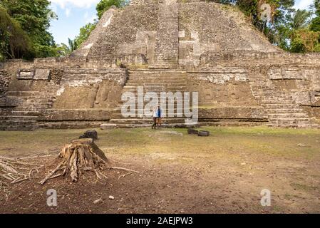 Ein Paar mittleren Alters vor der hohen Tempel von Maya Menschen in Orange County gebaut in Lamanai Archäologische finden. Stockfoto