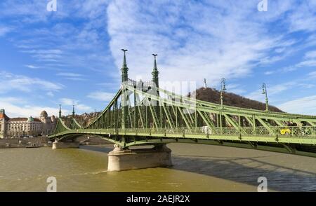 BUDAPEST, Ungarn - März 2019: Die Brücke oder Brücke der Freiheit, wie es auch genannt wird, durchquert die Donau in Budapest Stockfoto