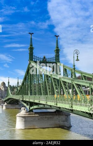 BUDAPEST, Ungarn - März 2019: Die Brücke oder Brücke der Freiheit, wie es auch genannt wird, durchquert die Donau in Budapest Stockfoto