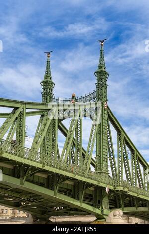 BUDAPEST, Ungarn - März 2019: Einer der Türme des Liberty Bridge oder Brücke der Freiheit, die die Donau in Budapest Kreuze Stockfoto