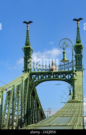 BUDAPEST, Ungarn - März 2019: Die Heavy Iron Struktur des Liberty Bridge oder Brücke der Freiheit, die die Donau in Budapest Kreuze Stockfoto