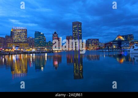 Nachtansicht von Baltimore National Harbor mit farbenfrohen Reflexen. Baltimore Inner Harbor die Skyline in der Dämmerung. Stockfoto