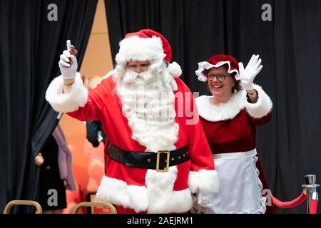 Santa und Frau Claus wave als US-First Lady Melania Trump kommt das Kinderbuch Oliver das Ornament erfüllt Belle während einer Weihnachten Besuch in Children's National Hospital am 6. Dezember 2019 in Washington, DC zu lesen. Stockfoto