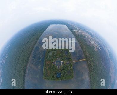 See in Kambodscha in der Nähe von Angkor Wat Tempel. 360 VR Panorama drone erschossen. Antike Ruine komplexer 4k Stockfoto