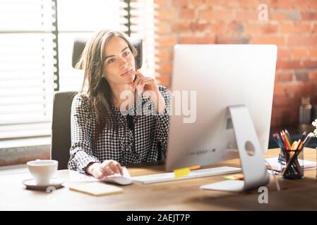 Frau arbeiten mit dem Computer im Büro. Lächelnden jungen Mitarbeiter business Portrait. Stockfoto