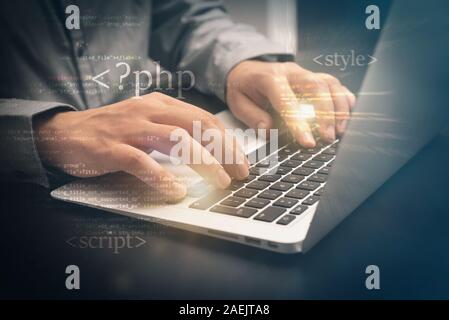 Programmierer arbeiten an Code im Amt. Mann bei der Arbeit am Laptop. Stockfoto