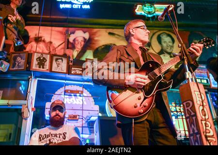 Brazilbilly durchführen bei Robert in der westlichen Welt am Broadway in Nashville. Diese historische Straße in der Music Row ist berühmt für sein Nachtleben. Stockfoto