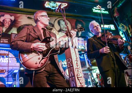 Brazilbilly durchführen bei Robert in der westlichen Welt am Broadway in Nashville. Diese historische Straße in der Music Row ist berühmt für sein Nachtleben. Stockfoto