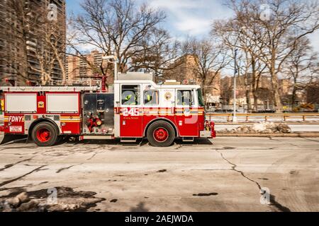 Fire Truck Geschwindigkeiten Vergangenheit auf Coney Island in Brooklyn New York City USA Stockfoto