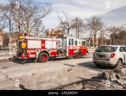 Fire Truck Geschwindigkeiten Vergangenheit auf Coney Island in Brooklyn New York City USA Stockfoto