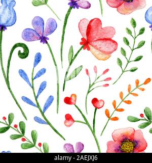 Nahtlose Muster mit Aquarell Zweige, Blumen und Beeren auf einem weißen Hintergrund. Handgemalte Verzierung. Stockfoto