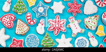 Gingerbread Cookies auf blauem Hintergrund Stockfoto