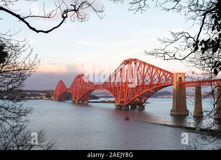 Forth Rail Bridge gesehen von South Queensferry, Schottland. Stockfoto