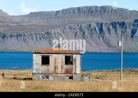 Verlassenes Haus am Fjord, Fáskrúðsfjörður, Island Stockfoto