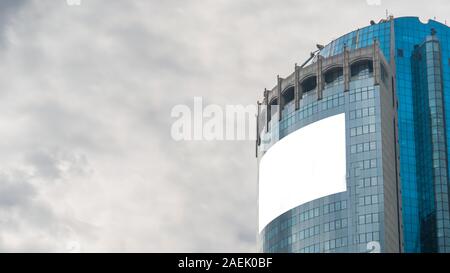 Mock-up-Bild - leere weiße Anzeigentafel oder große Werbung Anzeige auf Wolkenkratzer Stockfoto